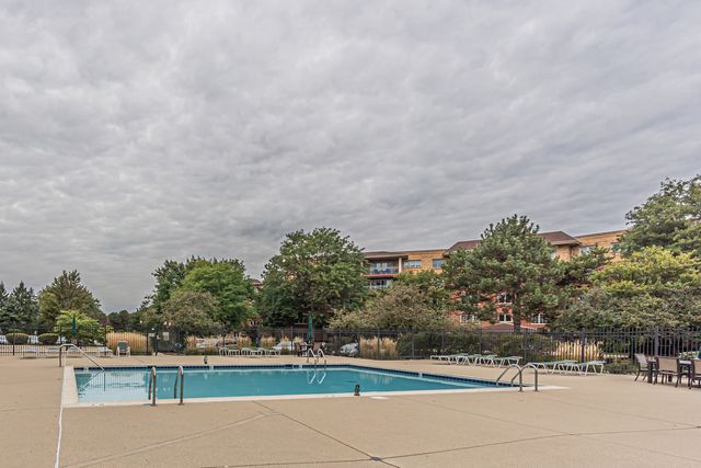 720 Creekside Drive 303, Mount Prospect, IL 60056