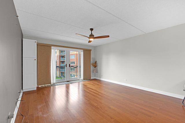 720 Creekside Drive 303, Mount Prospect, IL 60056