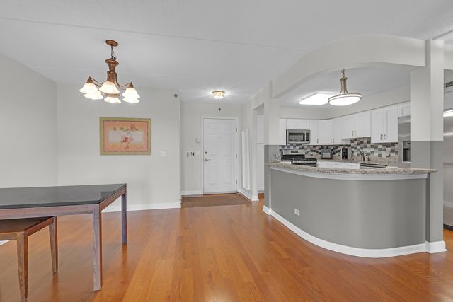720 Creekside Drive 303, Mount Prospect, IL 60056