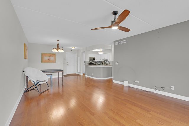 720 Creekside Drive 303, Mount Prospect, IL 60056