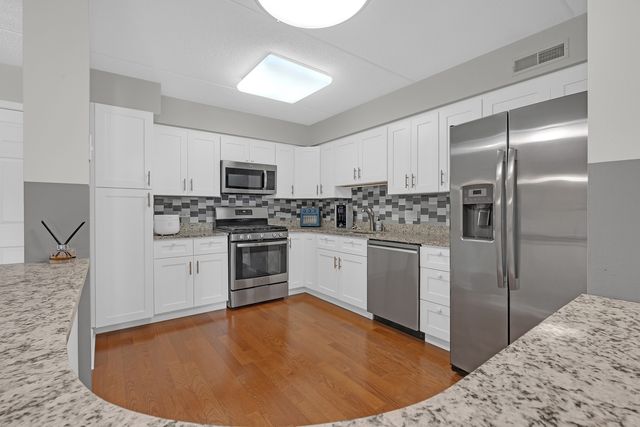 720 Creekside Drive 303, Mount Prospect, IL 60056