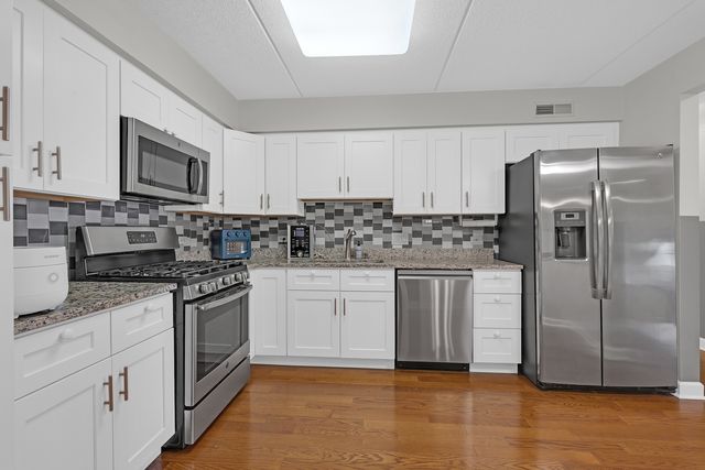 720 Creekside Drive 303, Mount Prospect, IL 60056