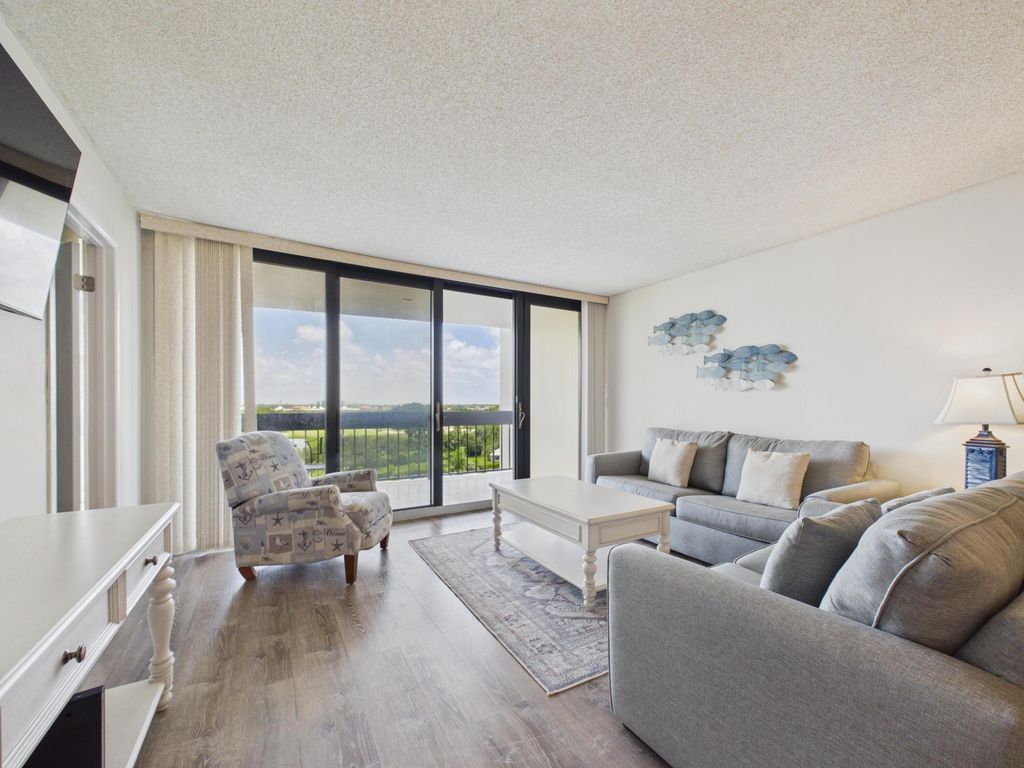 2400 PRESIDENTIAL Way 704, West Palm Beach, FL 33401