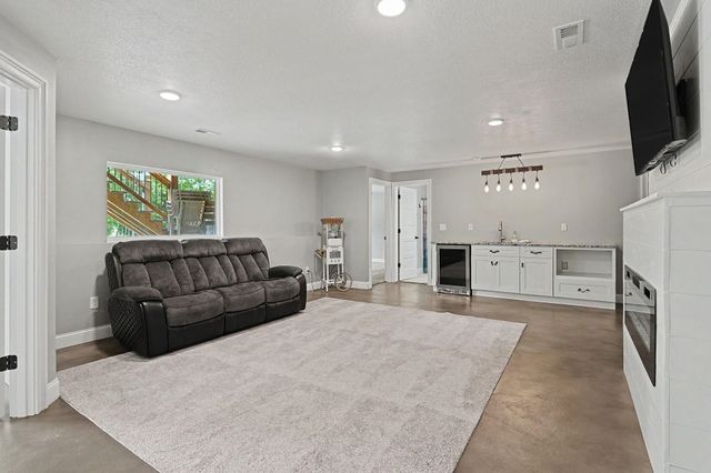 3817 N Estancia, Wichita, KS 67205