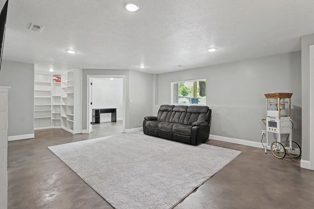 3817 N Estancia, Wichita, KS 67205