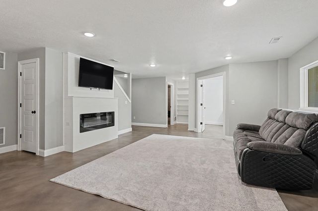 3817 N Estancia, Wichita, KS 67205