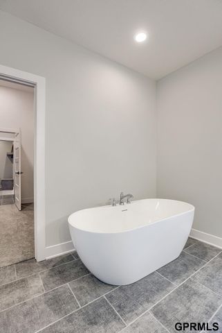 21057 Howe Street, Omaha, NE 68022