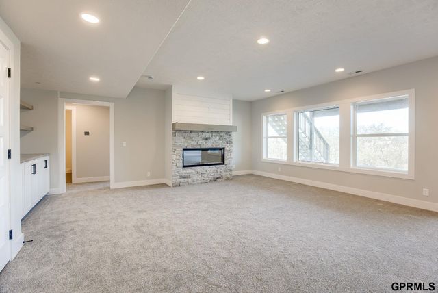 21057 Howe Street, Omaha, NE 68022