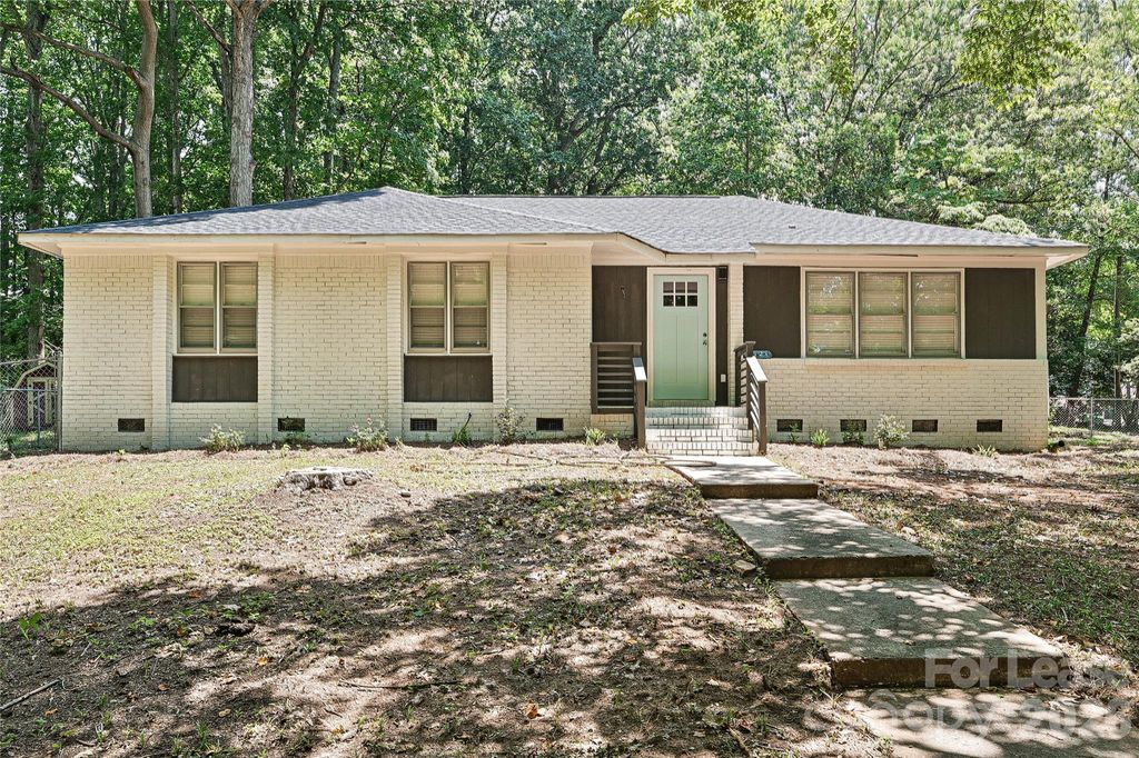 5121 Farm Pond Lane, Charlotte, NC 28212