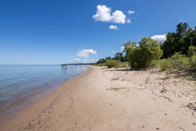 5196 MacKenzie Drive, Milton Twp, MI 49648