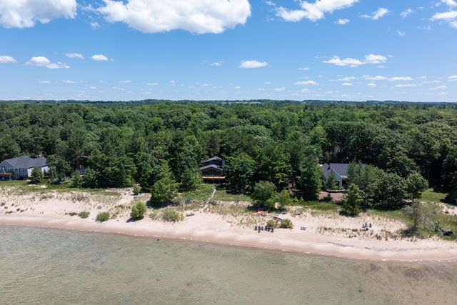 5196 MacKenzie Drive, Milton Twp, MI 49648