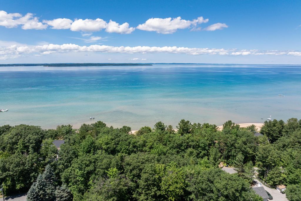 5196 MacKenzie Drive, Milton Twp, MI 49648