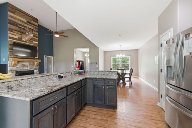 1091 Garton Rd, Burns, TN 37029