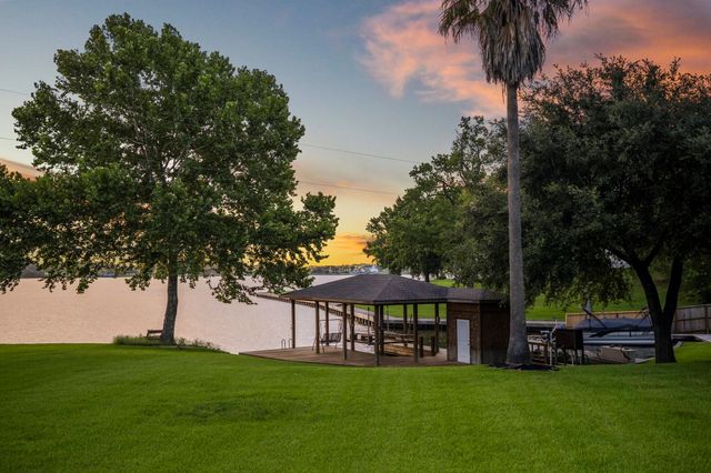 9239 Lake Conroe Drive, Conroe, TX 77304
