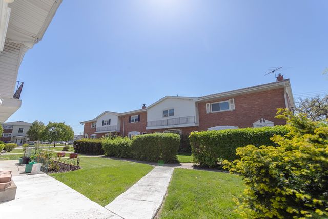8800 Dee Road A, Des Plaines, IL 60016