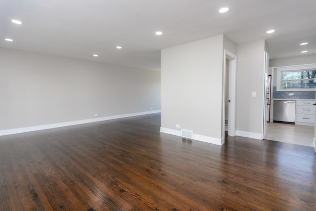 8800 Dee Road A, Des Plaines, IL 60016