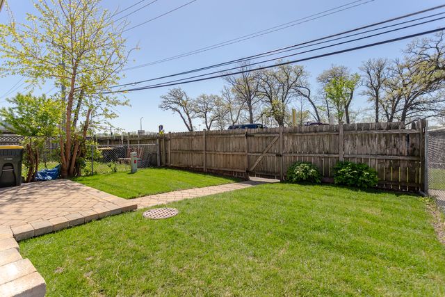 8800 Dee Road A, Des Plaines, IL 60016