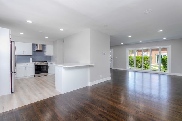 8800 Dee Road A, Des Plaines, IL 60016