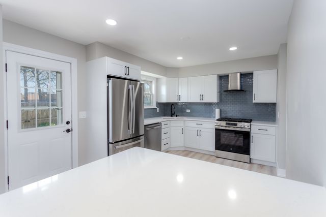 8800 Dee Road A, Des Plaines, IL 60016