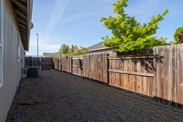 1621 Hollyhock Drive, Medford, OR 97504