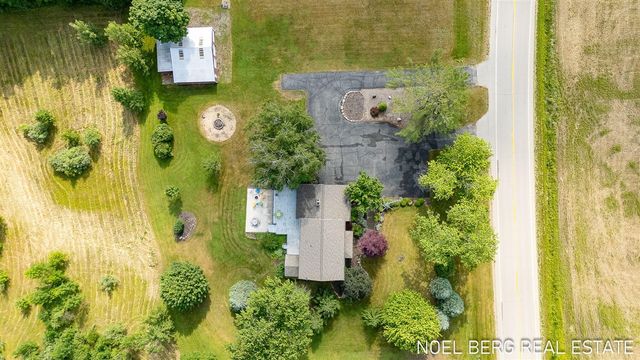 11575 Leonard Road, Nunica, MI 49448