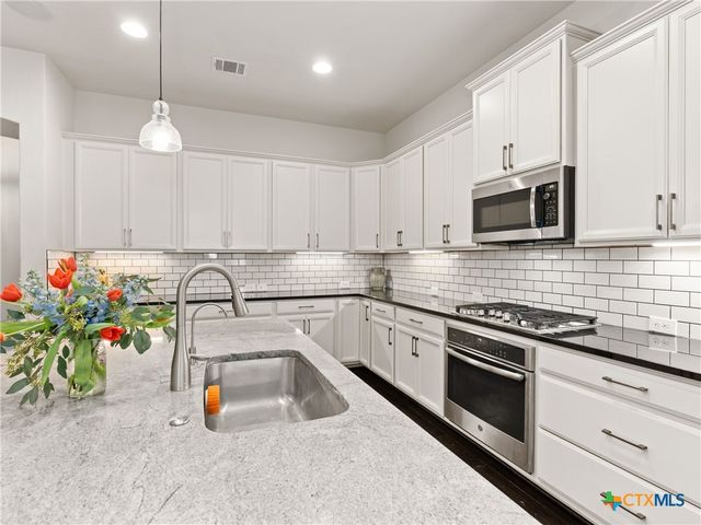 919 Hi Path Way, New Braunfels, TX 78130