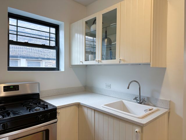506 Madison Street 2S, Oak Park, IL 60302