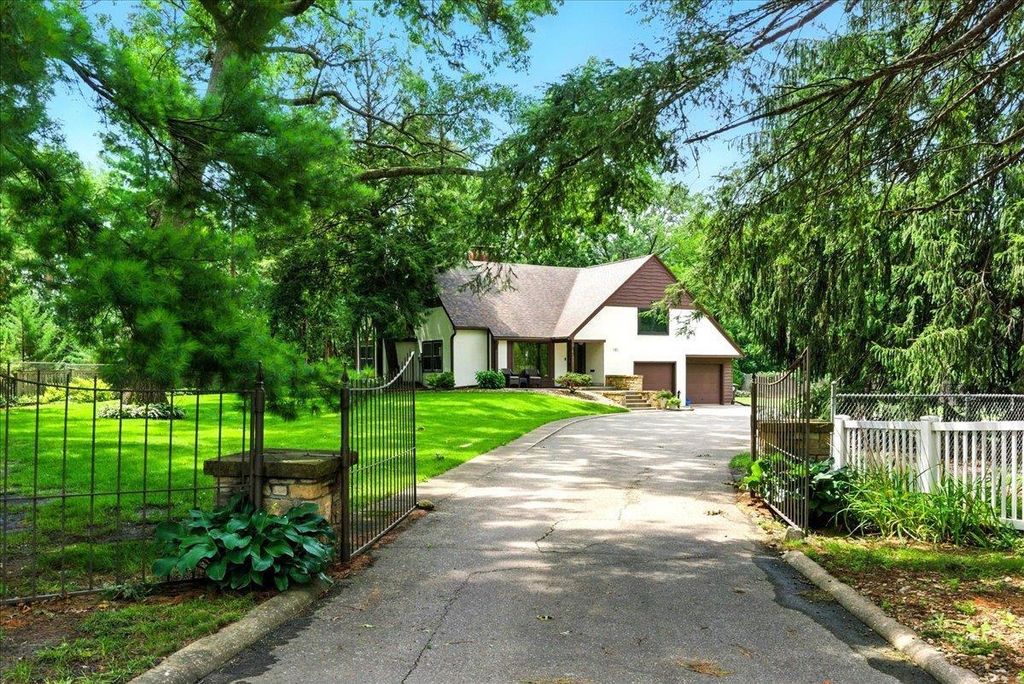 141 Pershing Road, Waterloo, IA 50701
