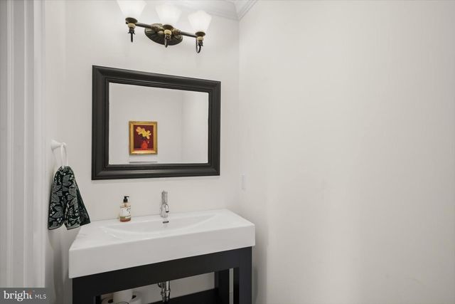 7506 PERSIMMON TREE LN, Bethesda, MD 20817
