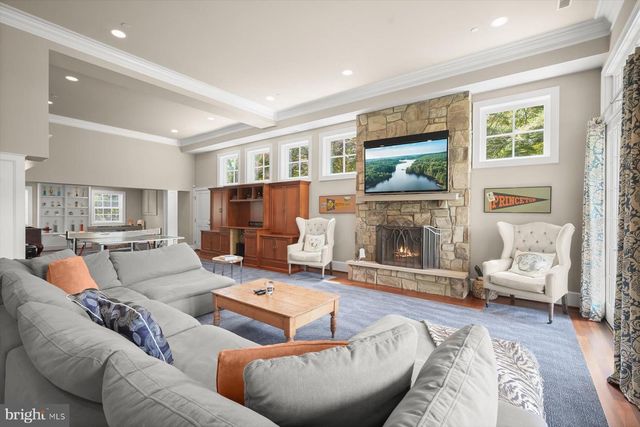 7506 PERSIMMON TREE LN, Bethesda, MD 20817