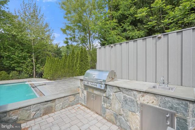 7506 PERSIMMON TREE LN, Bethesda, MD 20817
