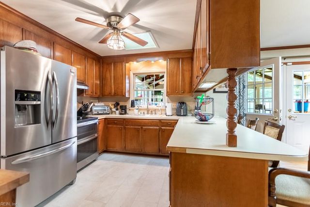 87 Waterview DR, Newport News, VA 23608