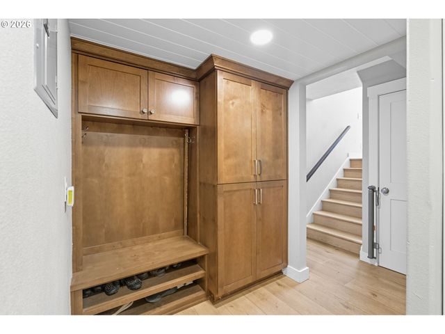 1488 Sw BORLAND Rd, West Linn, OR 97068