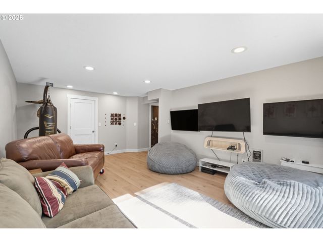 1488 Sw BORLAND Rd, West Linn, OR 97068