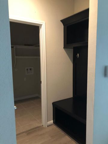 1052 Myrna BND, Leander, TX 78641