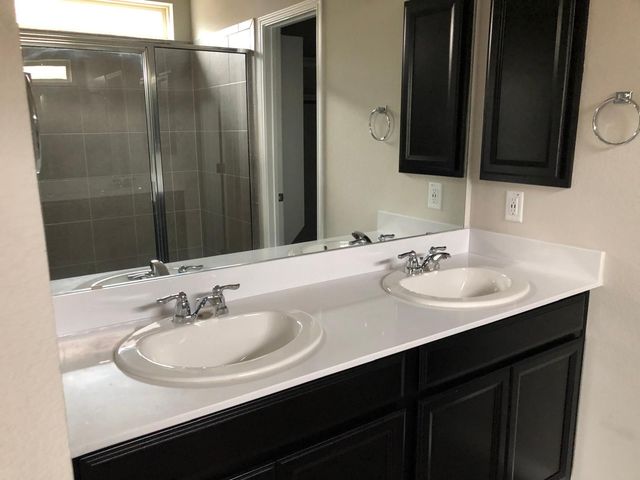 1052 Myrna BND, Leander, TX 78641