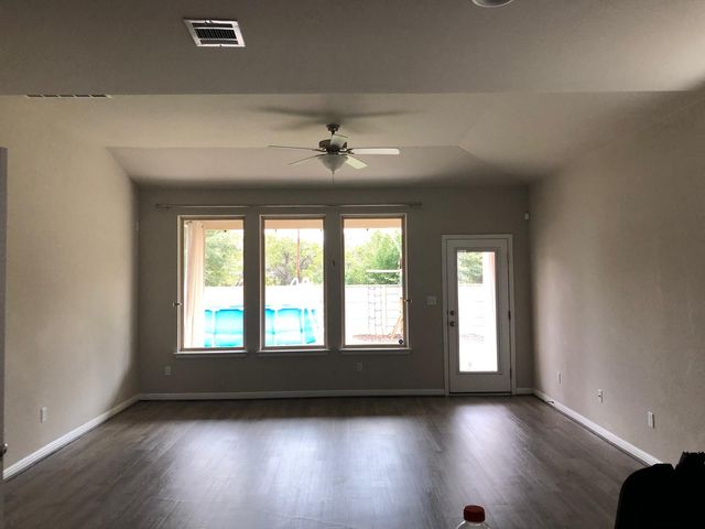 1052 Myrna BND, Leander, TX 78641