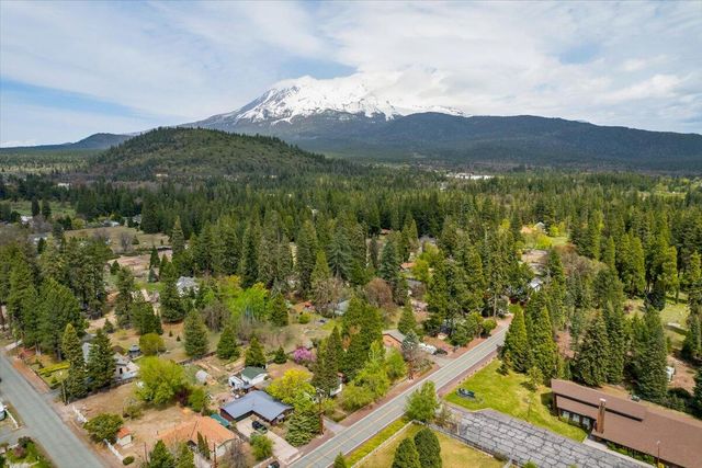 979 Lassen Lane, Mount Shasta, CA 96067
