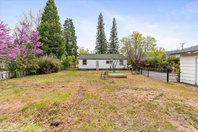 979 Lassen Lane, Mount Shasta, CA 96067
