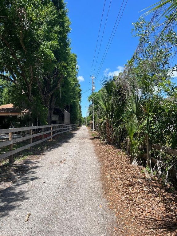 Image 2 of property listing at 15617 CASEY ROAD, Tampa, FL 33624