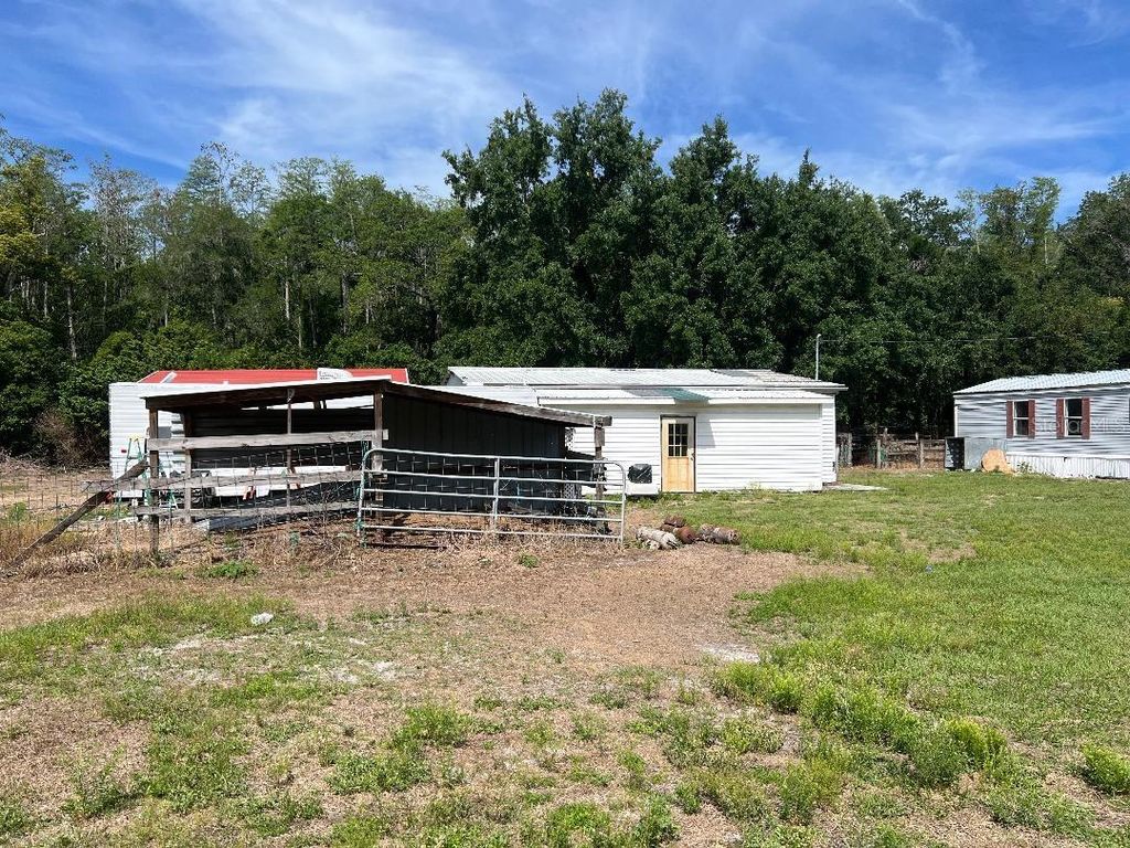 Image 10 of property listing at 15617 CASEY ROAD, Tampa, FL 33624