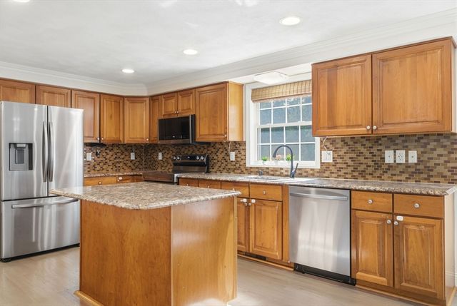 98 Park Ave, Wilmington, MA 01887