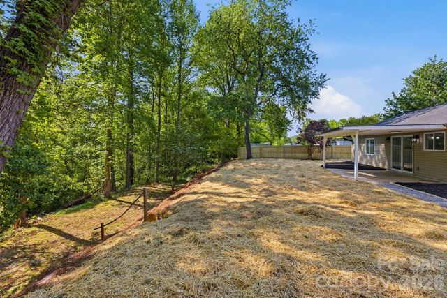 24 sagefield Drive, Candler, NC 28715