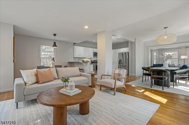 82 Essex Ave, Glen Ridge Boro Twp., NJ 07028