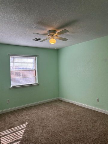 1605 NW 79th St, Lawton, OK 73505