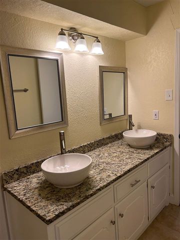 1605 NW 79th St, Lawton, OK 73505