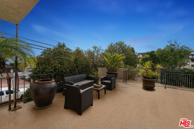 2385 Roscomare Road D17, Los Angeles, CA 90077