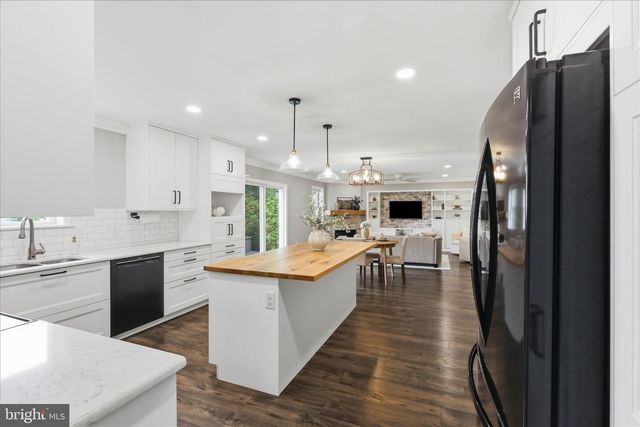 96 N HERSHEY AVE, Leola, PA 17540
