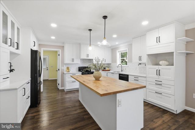 96 N HERSHEY AVE, Leola, PA 17540