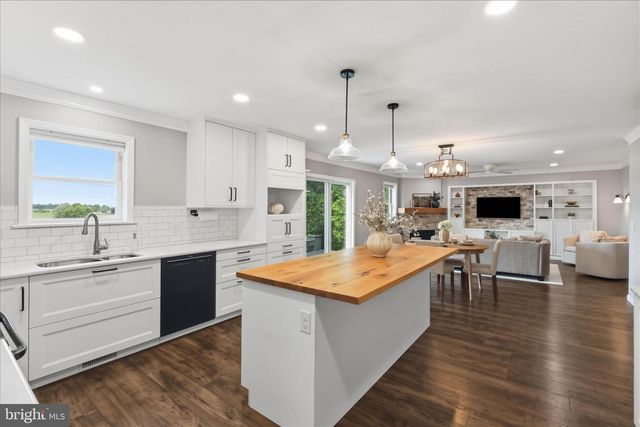 96 N HERSHEY AVE, Leola, PA 17540
